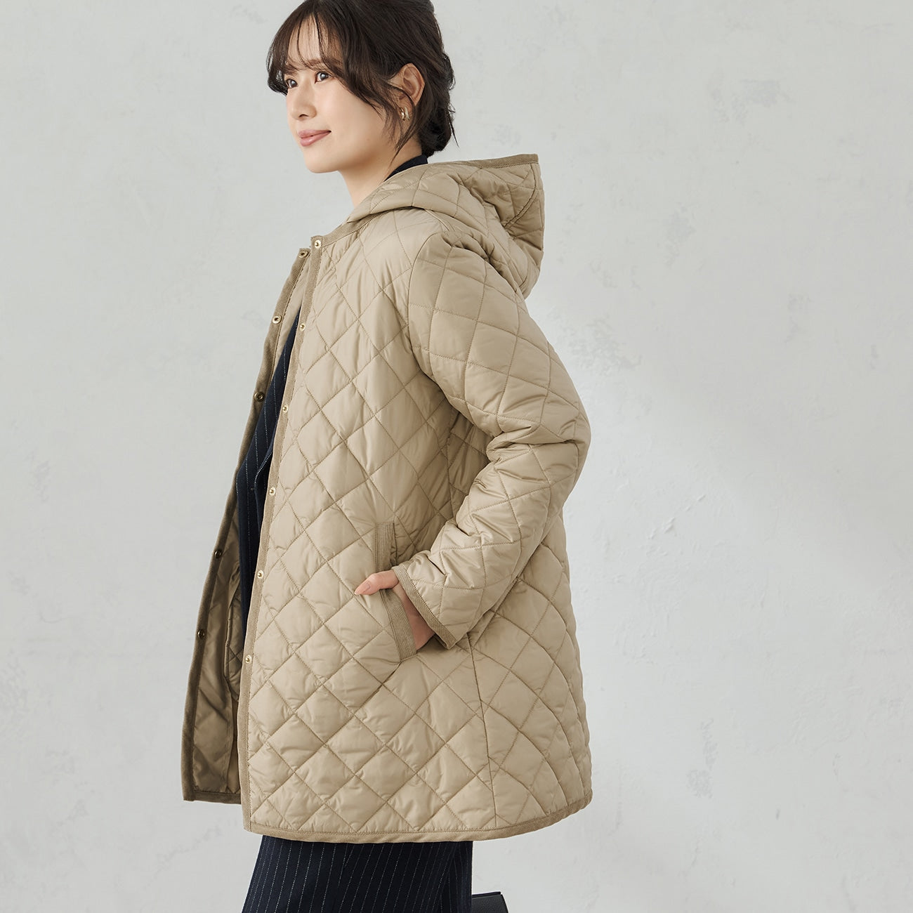 轻量款式保暖中长款绗缝大衣_05