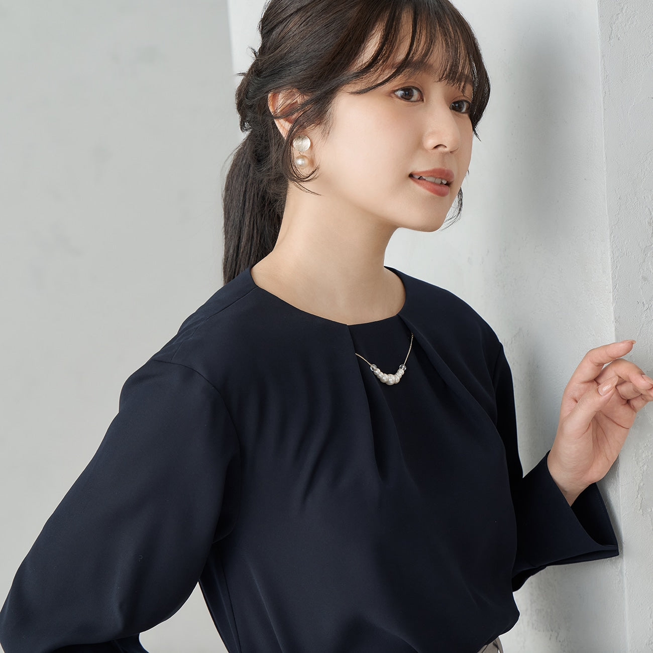 Blouse With Detachable Accessories_04