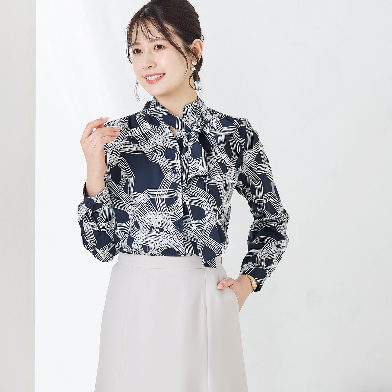 Geometric Print Bow Tie Blouse_01